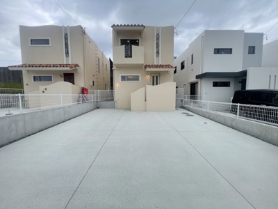 【外観】 | 八重瀬町伊覇（全4棟）ラスト2号棟 | 2号棟　並列駐車3台完備♪