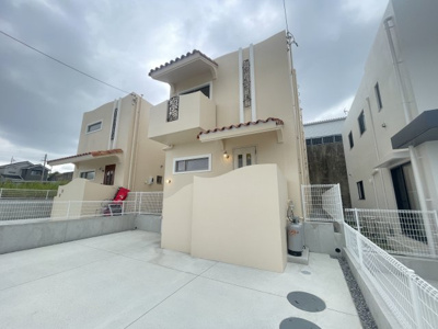 【外観】 | 八重瀬町伊覇（全4棟）ラスト2号棟 | 2号棟　並列駐車3台完備♪