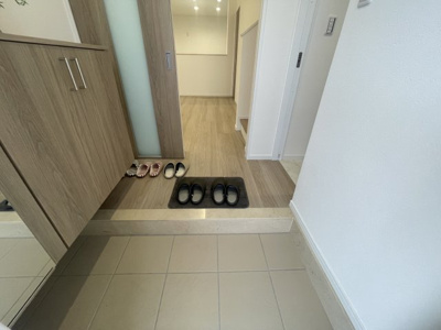 【玄関】 | 八重瀬町伊覇（全4棟）ラスト2号棟 | 2号棟　十分な収納付き玄関♪