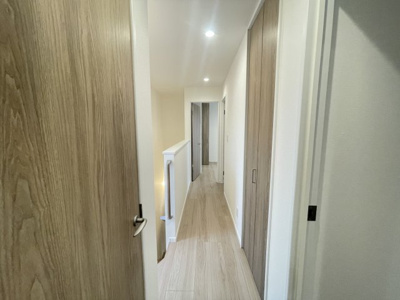 【内装】 | 八重瀬町伊覇（全4棟）ラスト2号棟 | 2号棟　2階廊下収納付き♪