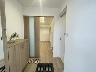 【玄関】 | 八重瀬町伊覇（全4棟）ラスト2号棟 | 2号棟　十分な収納付き玄関♪