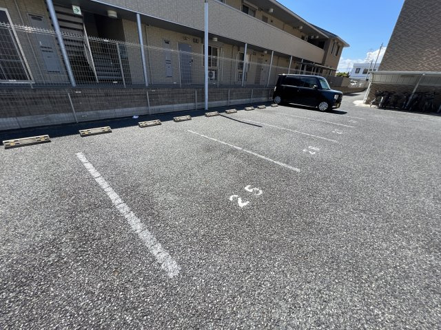 メゾンハピネスⅡの駐車場