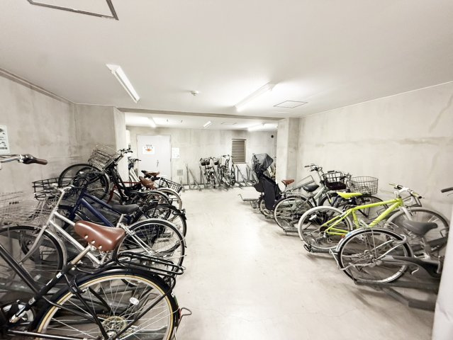 ライオンズ京都四条烏丸レジデンスの駐輪場|敷地内駐輪場です。（2025年12月現在）