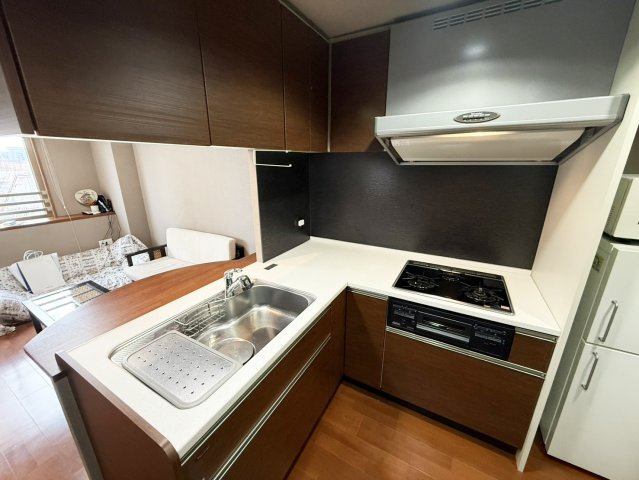 ライオンズ京都四条烏丸レジデンスのキッチン|L型システムキッチンです。（2025年12月現在）