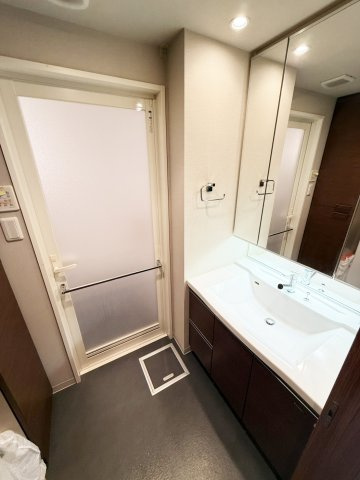 ライオンズ京都四条烏丸レジデンスの独立洗面台|洗面スペースです。（2025年12月現在）
