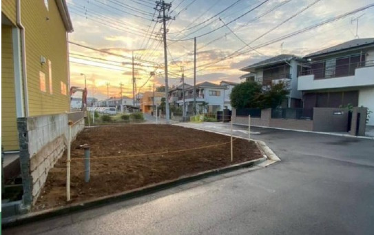 敷地面積34坪　売地　川越市小仙波町2丁目の外観|三方角地で開放感良好です♪
西側約6.6ｍ公道、北側約5.2ｍ公道、東側5.2ｍ公道