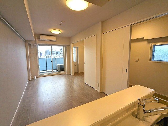 Urbanex新御徒町駅前の居間・リビング|インターネット無料、リビングに床暖房・エアコン・照明・ピクチャーレール付き、カウンターキッチン