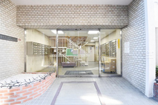 【エントランス】 | お客様を、そして住人を出迎えてくれるマンションのエントランス。ゴミが落ちていないことからも、管理状態の良さや住民の節度の高さが見て取れます。～即日のご見学可能～　お問合せはお気軽にどうぞ。
