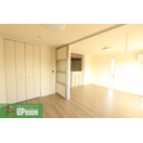 ジーニアル柏井の居間・リビング