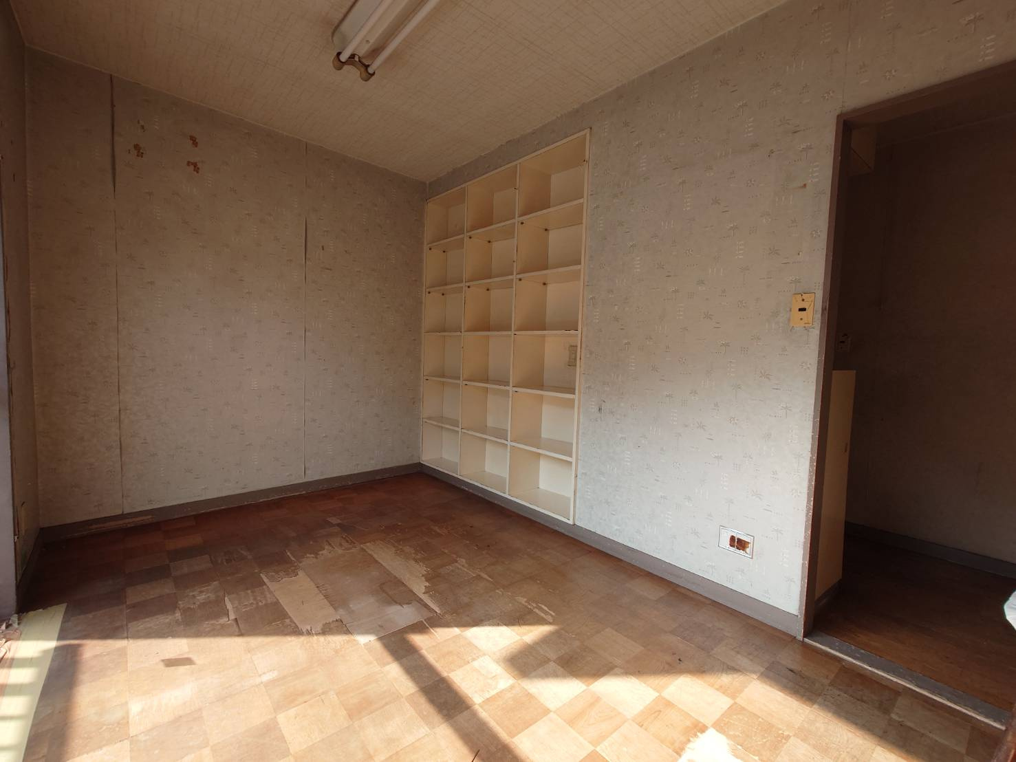 富野サマリヤマンションの洋室|【令和7年11月25日撮影】
壁の収納は備え付けです