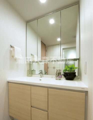 パレステージ大森の洗面所|3面鏡の独立洗面台