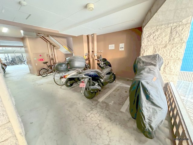 プレサンス難波EASTモダニティ 仲介手数料無料の駐車場