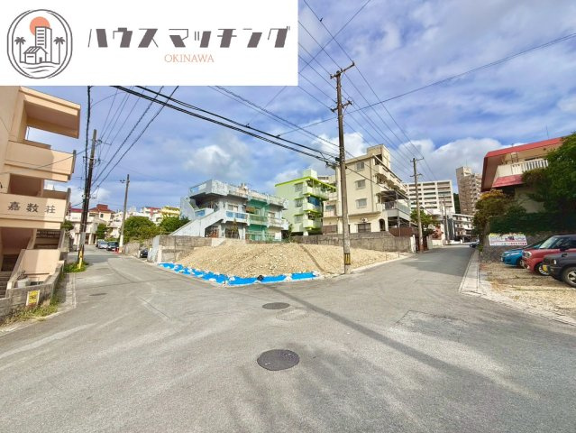 那覇市長田２丁目の売地の前面道路含む現地写真|2025年10月撮影／建築条件なし