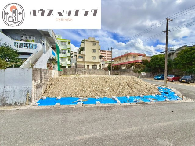 那覇市長田２丁目の売地の前面道路含む現地写真|2025年10月撮影／建築条件なし