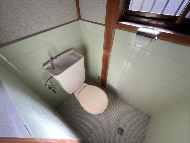 小塩町戸建のトイレ