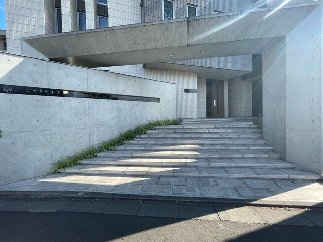 けやきヒルズWESTのエントランス|オシャレなエントランス