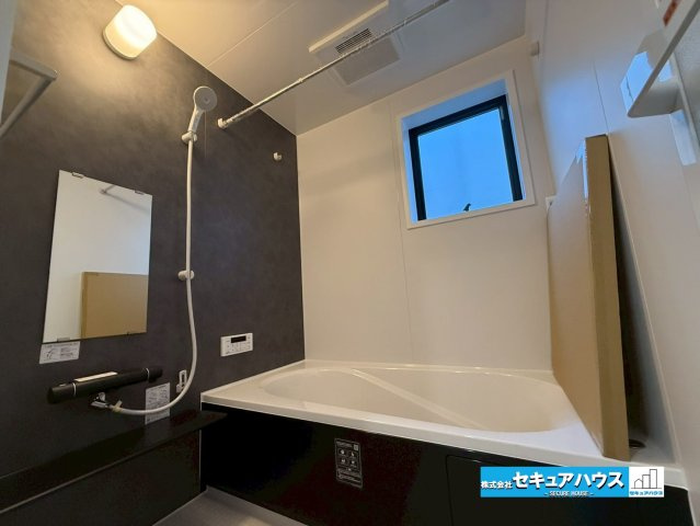 【今から見学可能です！！】豊明市二村台7丁目　全2棟の浴室|【浴室】
◆アクセントパネルで落ち着きのある雰囲気を演出します。毎日の疲れを癒やすバスタイムをお楽しみ下さい！
◆窓付きで、カビの繁殖を抑える効果があります。