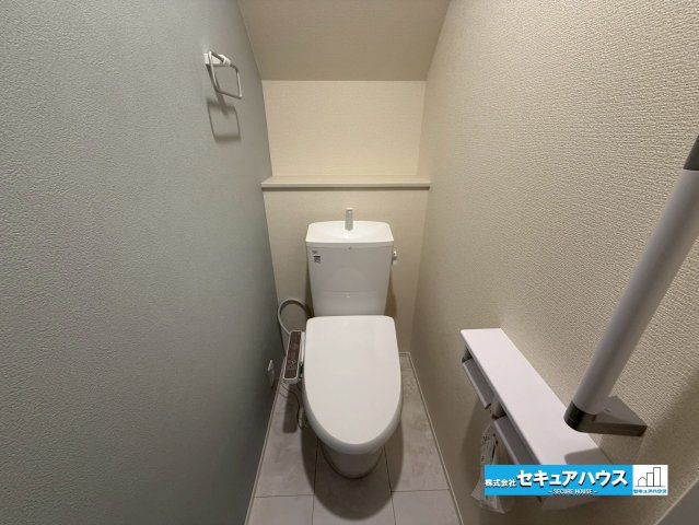 【今から見学可能です！！】豊明市二村台7丁目　全2棟のトイレ|【高機能トイレ】
◆高機能トイレの多くは便器のフタの開閉が自動であり、使用後に手動で水を流す面倒もなく非常に便利です。スタイリッシュな見た目で、お掃除しやすく、節水効果が高いです。
