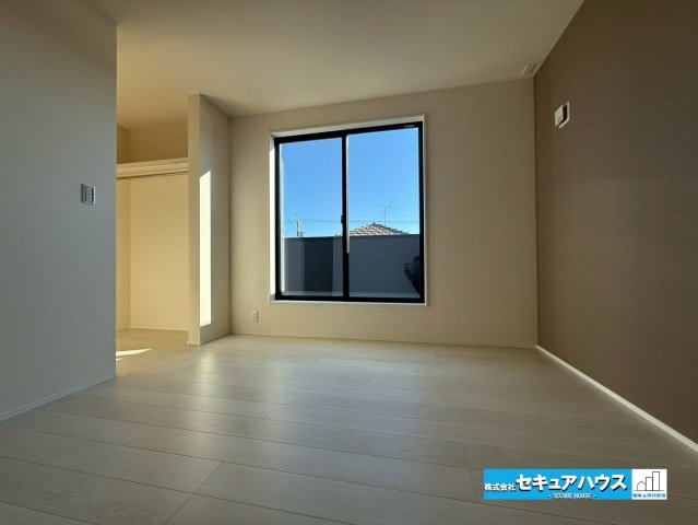 【今から見学可能です！！】豊明市二村台7丁目　全2棟の洋室|【洋室】
◆広々とした居住空間は日々の暮らしを彩り、心のやすらぎと満足感を与えてくれます。通風と採光を考慮した設計は子供たちはのびのび育ち、家族でくつろぎと団らんを生み出します。