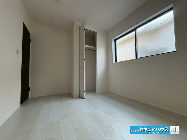 【今から見学可能です！！】豊明市二村台7丁目　全2棟の洋室|【洋室】
◆家族一人ひとりの大切なプライベート空間。趣味に合わせて使って頂けるようシンプルに仕上げてあります。暮らし心地を大きく左右する収納を、適材適所に配置し使い勝手を考慮しました。　