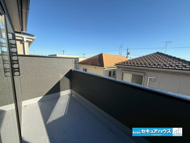 【今から見学可能です！！】豊明市二村台7丁目　全2棟のバルコニー|【バルコニー】
◆見晴らしもよく、太陽の温かな温もりをめいっぱい受け止めてくれます。
太陽の光と爽やかな風を受けたお洗濯物はあっという間に乾き、取りこむ時には太陽の匂いを感じられそうですね。　