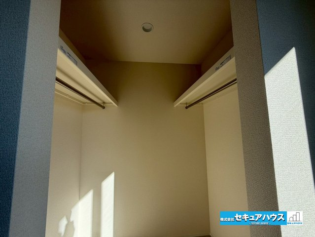 【今から見学可能です！！】豊明市二村台7丁目　全2棟の収納|【ウォークインクローゼット】
◆ライト付きです♪服の色やカバンを明るいライトで確認してコーディネートできます。