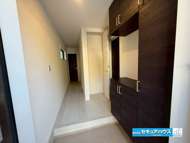 【今から見学可能です！！】豊明市二村台7丁目　全2棟の玄関|【玄関】
◆お家に出会う人々を迎える玄関だからこそ、広々清潔感あふれる空間にしたいものです。採光・通風にも配慮された設計で毎日明るい空間をキープします♪