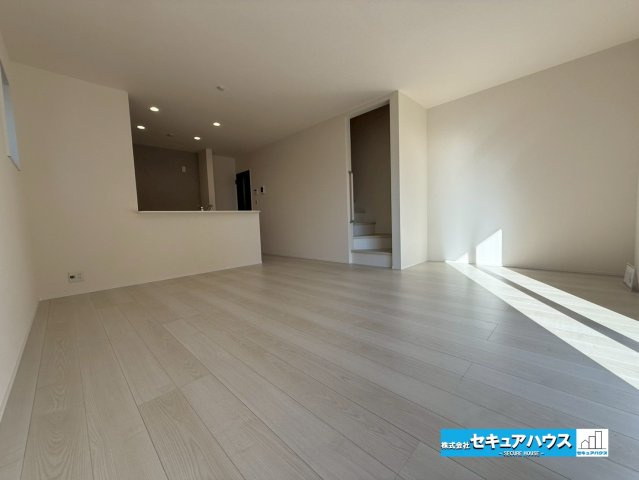 【今から見学可能です！！】豊明市二村台7丁目　全2棟の居間・リビング|【LDK】
◆通学から帰宅し、リビングルームで会話を楽しむ子ども達。リビングから臨む景色は太陽色に染まり、解放感溢れゆったりとしたひと時を過ごすことが出来る素敵な空間です。