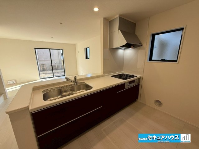 【今から見学可能です！！】豊明市二村台7丁目　全2棟のキッチン|【キッチン】
◆広々としたキッチンスペースのため家族で並んで料理できます♪