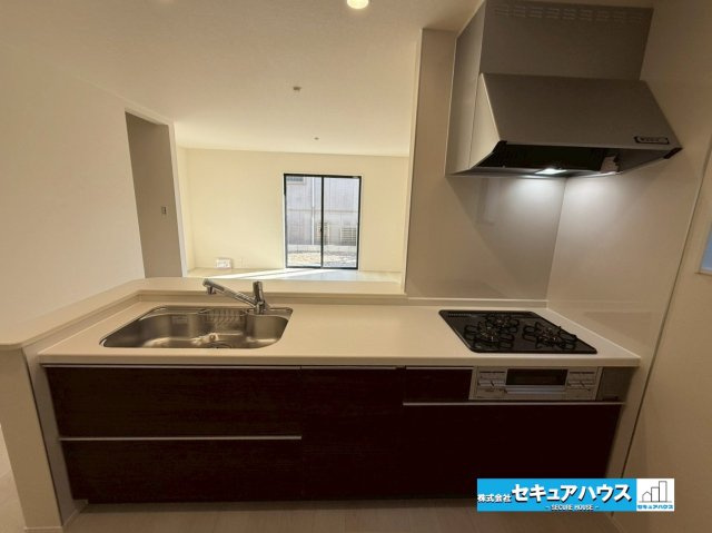 【今から見学可能です！！】豊明市二村台7丁目　全2棟のキッチン|【キッチン】
◆同時にたくさんの料理が調理できる。「焼く・蒸す・煮る」の工程を同時進行で進めることができるので、料理を素早く作ることができます。育児でバタバタ忙しいママに嬉しい♪