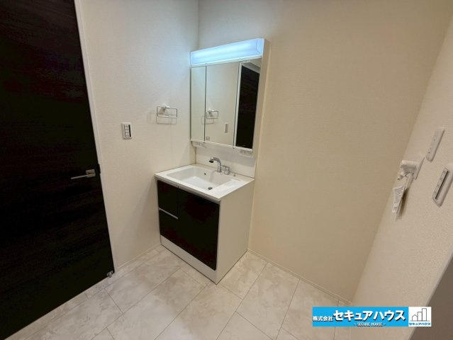 【今から見学可能です！！】豊明市二村台7丁目　全2棟の独立洗面台|【洗面台】
◆鏡の裏にはたっぷりと収納スペースを標準装備！
◆電源を付属しているのでドライヤーなど利用できます。