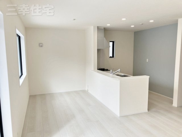 碧南市志貴町のダイニング|リビングダイニング16帖。南向きのキッチンです