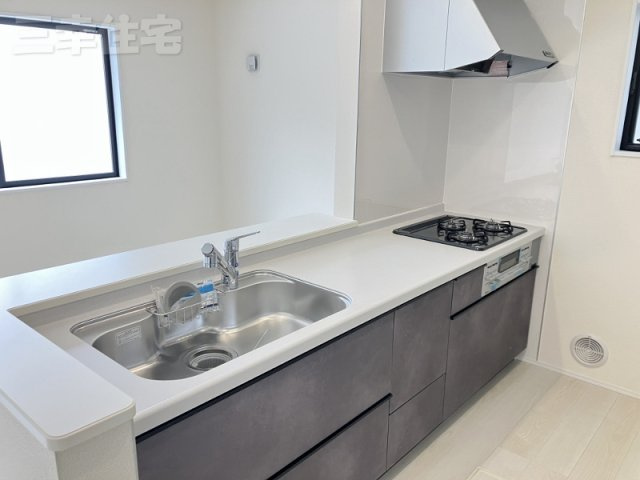 碧南市志貴町のキッチン|キッチンから暖かな陽が差しこむダイニングに向かってご家族の笑顔を見ながらお料理できる対面キッチンです♪