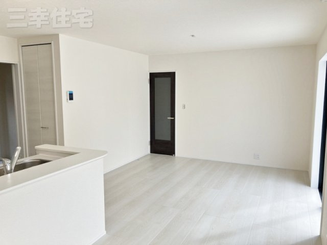 碧南市志貴町の居間・リビング|ゆとりある空間に明るい陽差しが差込みます。明るく広いリビングでご家族の団らんを楽しんでください！