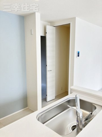 碧南市志貴町の収納|キッチンに収納があるから食材ストックに困りません