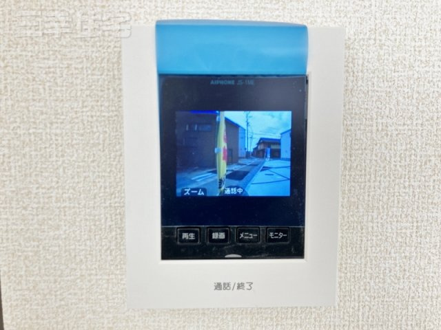 碧南市志貴町のセキュリティ|夜の訪問者もカラーでしっかり確認でき、録画をすることも可能です。ズームアップも可能なため、見にくい時でも安心です。また、訪問者がボタンを押さなくても、いつでも玄関先の様子を映像と音でチェックできます