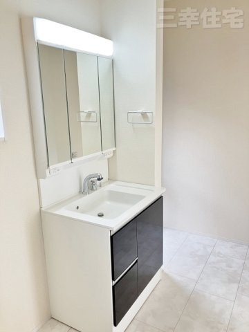 碧南市志貴町の洗面所|洗面化粧台は人造大理石ボウルを採用。十分な可動式収納棚も付いた見た目も美しく機能性に優れた使いやすい仕様です。曇り止めヒーターを内蔵しており、湯気による鏡面のくもりを抑えます♪