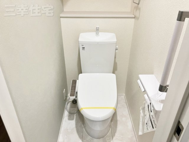 碧南市志貴町のトイレ|1階2階に洗浄便座を標準装備しています。水量は従来品より約60%カットされていて経済的です