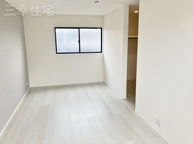 碧南市志貴町の独立洗面台|洗面化粧台は人造大理石ボウルを採用。十分な可動式収納棚も付いた見た目も美しく機能性に優れた使いやすい仕様です。曇り止めヒーターを内蔵しており、湯気による鏡面のくもりを抑えます♪