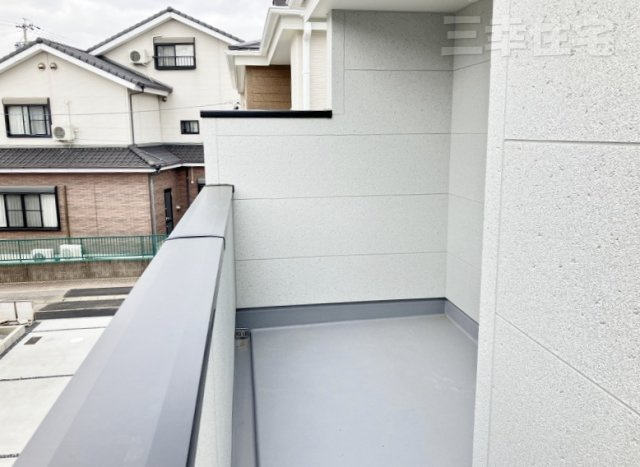 碧南市志貴町のバルコニー|2部屋にまたがるワイドバルコニー！