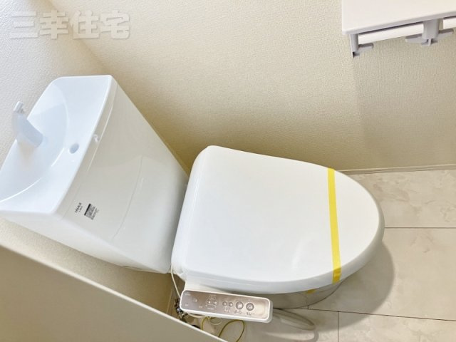 碧南市志貴町のトイレ|2階シャワートイレ。寝ていても近くにあるから安心ね