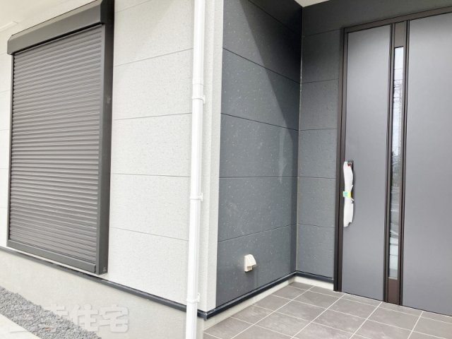 碧南市志貴町の設備|玄関の鍵はスマートキー、１階リビングにはシャッターも付いていて防犯対策も安心ですね