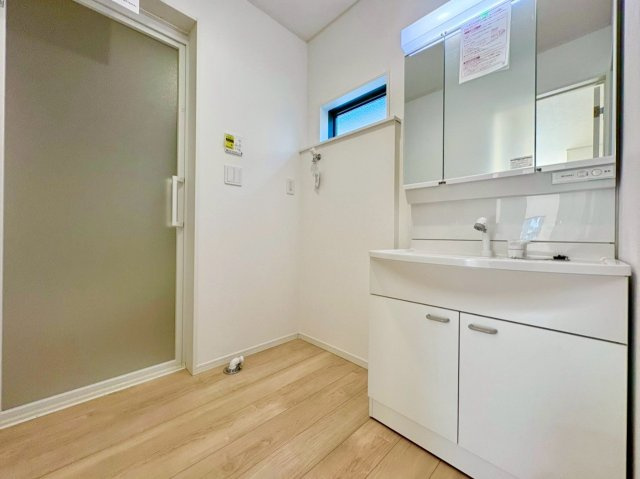 同仕様写真（１Ｆ、２Ｆウォシュレット付き）
進化したフチ形状「スゴフチ」は、汚れてもサッとひとふきでお手入れカンタンです。強力な水流が便器鉢内のすみずみまで回り少ない水でもしっかり汚れを洗い流