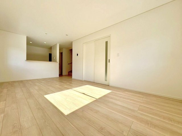 同仕様写真（リビング）
フローリング材には、木目、色調など木材特有の風合いがあり、ナチュラルな美しさになっています。