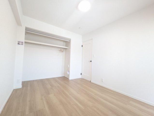 【洋室】 | 片江ハイツ | 収納スペースも設けられているため、居住スペースは広くお使いいただけます