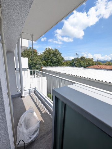 【バルコニー】 | 片江ハイツ | 南向きのバルコニーは日当たり良好。前面にさえぎる建物もないので、お洗濯物も良く乾きます