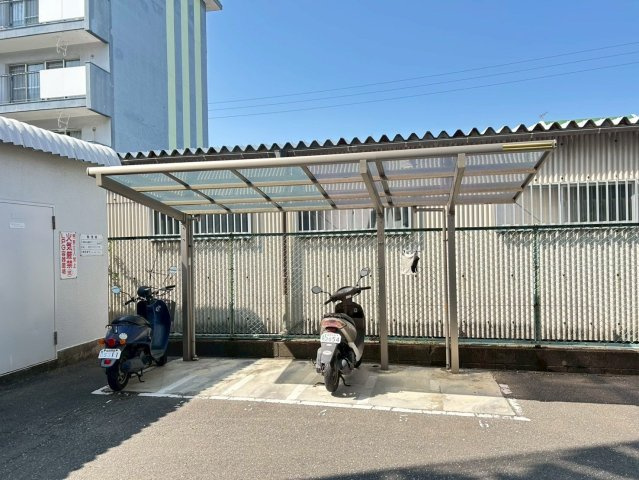 【駐輪場】 | 片江ハイツ | バイク置場も確保されています。最新の空き状況はお問い合わせください