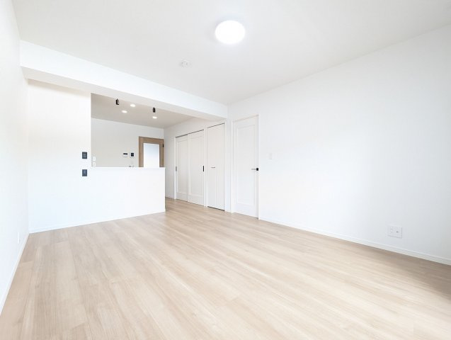 【居間・リビング】 | 片江ハイツ | LDKは15帖の広さで家具を自由に配置できます。南向きの明るいバルコニーに面しています