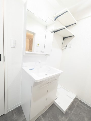 【独立洗面台】 | 片江ハイツ | 鏡裏収納付きの洗面台で、散らかりがちな洗面回りもすっきりと片付きます