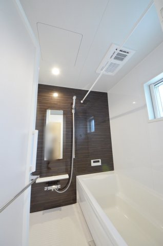 温品七丁目の浴室|人気の換気乾燥暖房機付き。１坪タイプの大きなバスルームなので足を伸ばしてゆっくり湯船につかることができます